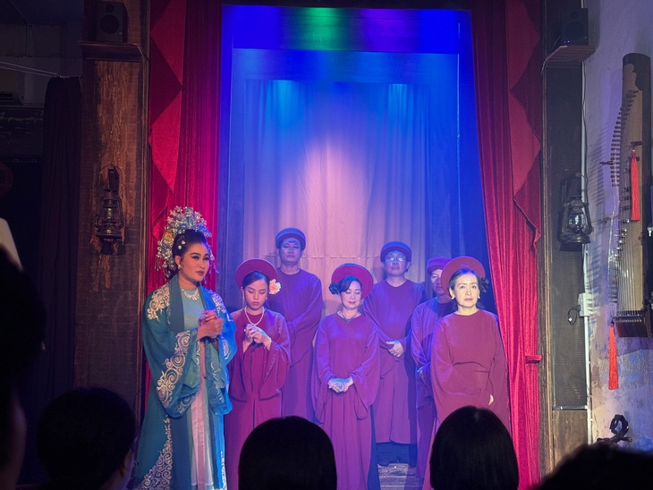 Cô đào Tú Quyên và nghệ sĩ biểu diễn suất thứ 30 của Độc thoại đêm tại Gánh hát Thiên Lý tối 30-6