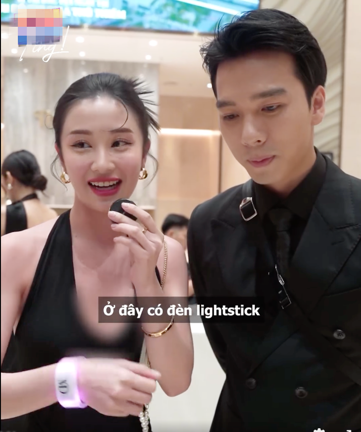 Khách mời Jun Vũ và Hải Nam thích thú với vòng tay lightstick khi dự đám cưới Midu