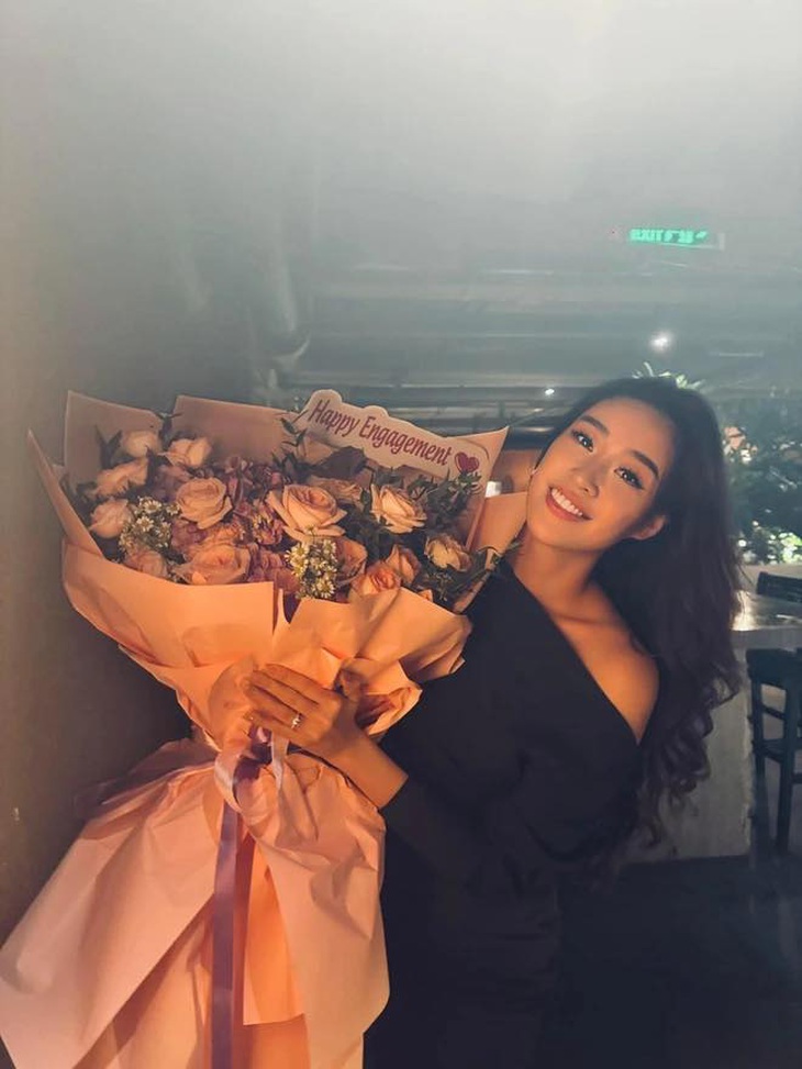 Khánh Vân lộ diện sau màn được bạn trai cầu hôn, bạn bè mở tiệc ăn mừng xin vía sớm có tin hỷ