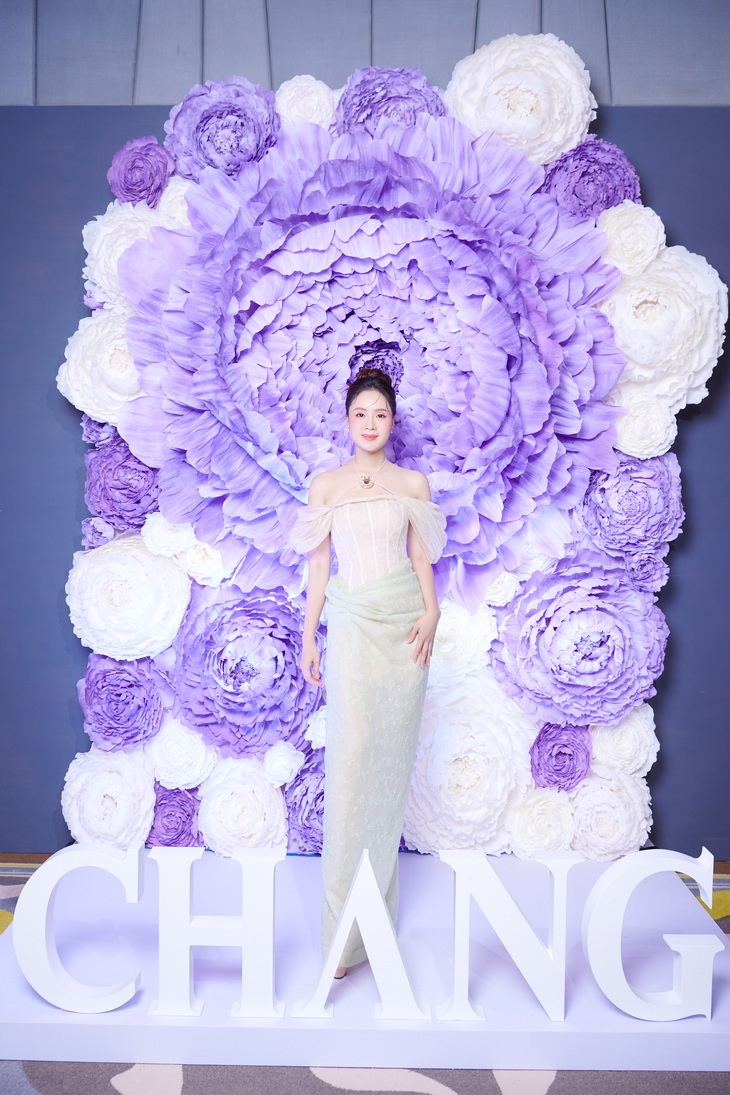 Ở tuổi 41, cô khiến nhiều người xuýt xoa khi sở hữu nhan sắc trẻ trung cùng vóc dáng thon thả. Tại sự kiện, Hồng Diễm chọn chiếc váy ôm sát tôn đường cong. 