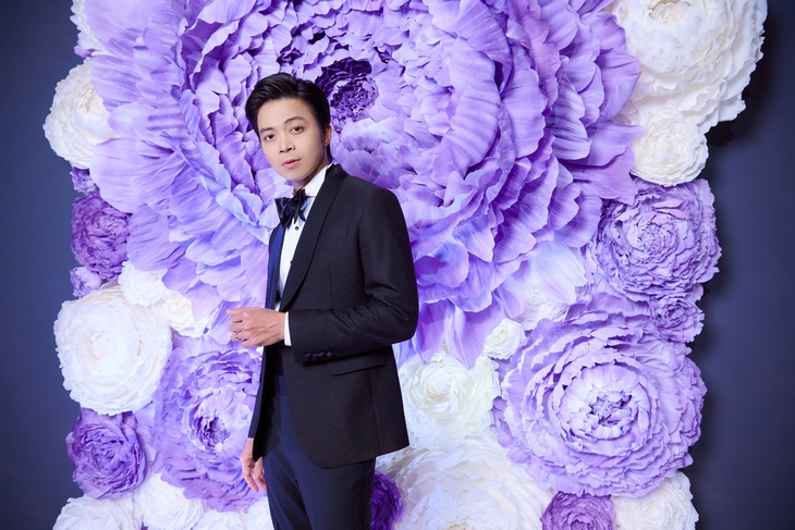 Lân Nhã cũng là một khách mời của sự kiện. Anh xuất hiện với tạo hình lịch lãm, lãng tử và chia sẻ khá áp lực khi là người đàn ông duy nhất giữa một dàn người đẹp. 