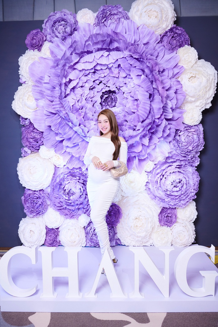 Tuy đang mang bầu hơn 7 tháng, nhưng Lý Thùy Chang vẫn tự lái siêu xe mui trần đến tham dự sự kiện.&nbsp;Ở những tháng cuối của thai kỳ, cô vẫn xuất hiện đầy rạng rỡ, quyến rũ, đọ sắc cùng các người đẹp Vbiz.