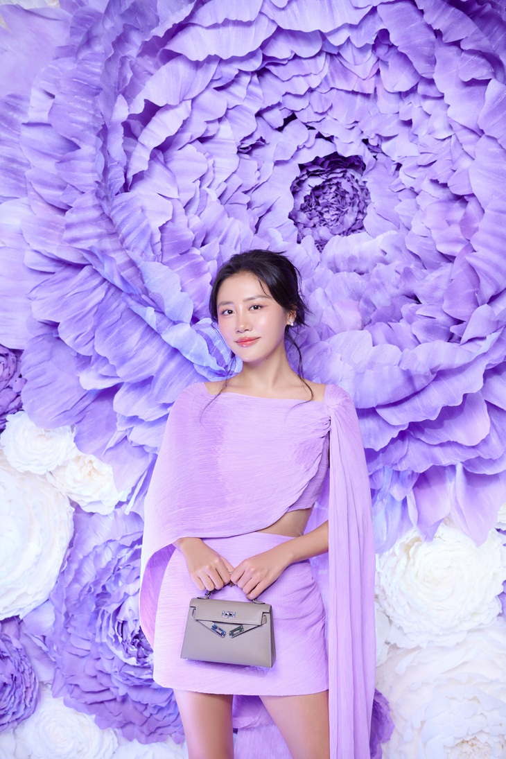 Văn Mai Hương mang túi Kelly của Hermes, diện đầm tím thướt tha cùng tone make up nhẹ nhàng. Người đẹp sinh năm 1994 cho biết cô bắt đầu “có tuổi” rồi nên ngày càng quan tâm đến việc làm đẹp hơn.