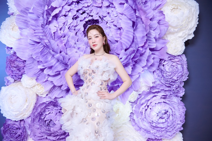 Bảo Thy vẫn giữ phong độ nhan sắc trong veo chuẩn “công chúa bong bóng” dù đã bước qua tuổi 36. 