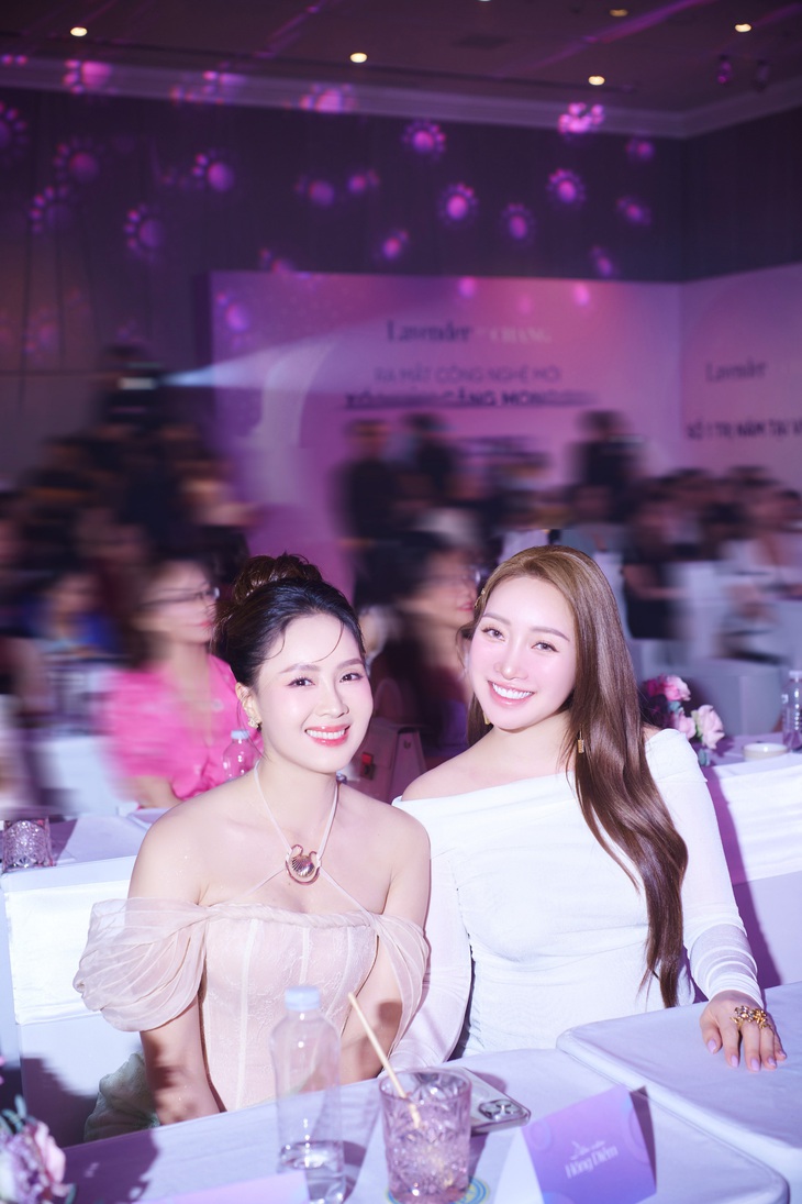 Được biết sự kiện diễn viên Hồng Diễm tham dự là do CEO Lý Thùy Chang - bà xã diễn viên Chi Bảo - tổ chức để ra mắt công nghệ mới tại một&nbsp;khách sạn 5 sao ở Sài Gòn.&nbsp;Sự kiện còn quy tụ nhiều ngôi sao như ca sĩ Bảo Thy, ca sĩ Văn Mai Hương, ca sĩ Lân Nhã, MC Thanh Thanh Huyền...