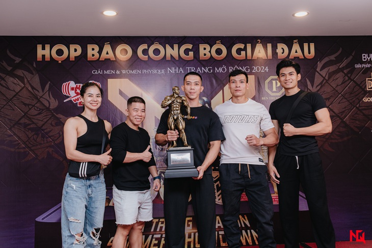 Đại diện ban tổ chức và các thí sinh tại họp báo cuộc thi thể hình Men - Women Physique Nha Trang mở rộng 2024