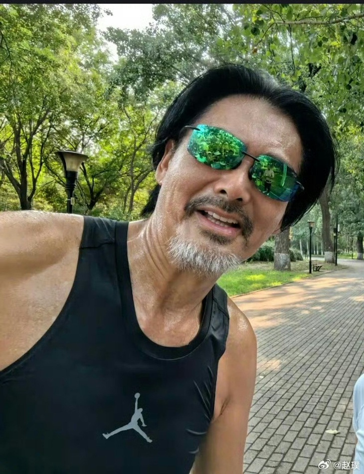 Hình ảnh hài hước với tóc đen, râu trắng tua tủa của Châu Nhuận Phát&nbsp;