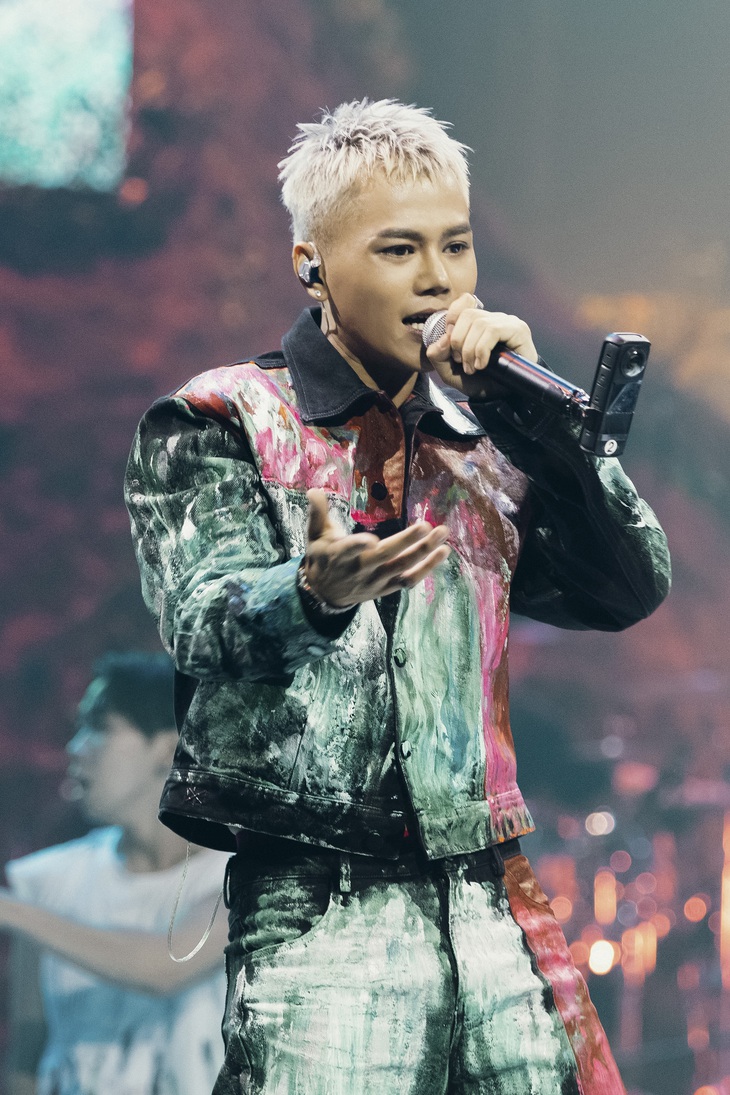 Danh tính tân binh V-pop vừa debut đã có dàn ê kíp khủng 'chống lưng'- Ảnh 2.