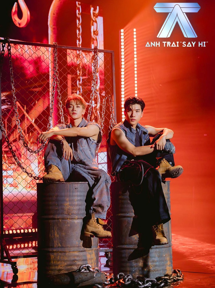 Dù mới có cơ hội hợp tác từ Anh trai say hi nhưng Jsol (trái) và Hieuthuhai đã có sự ăn ý&nbsp;