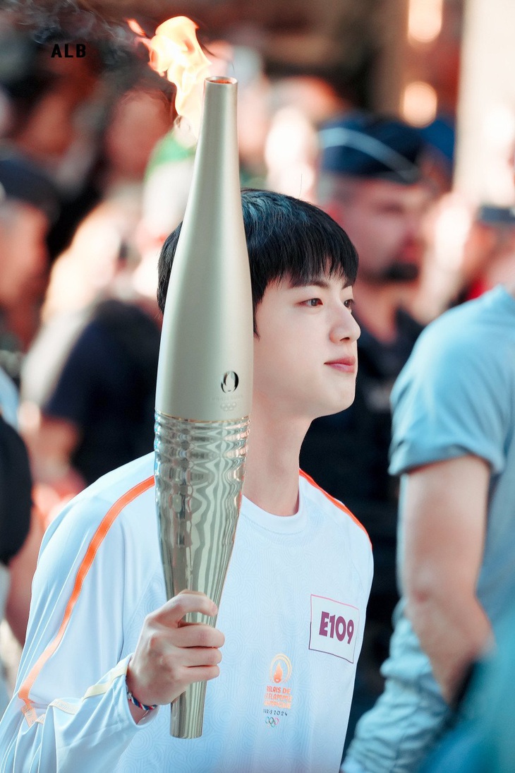 Visual như tranh vẽ của Jin (BTS) tại Olympic Paris gây sốt- Ảnh 2.