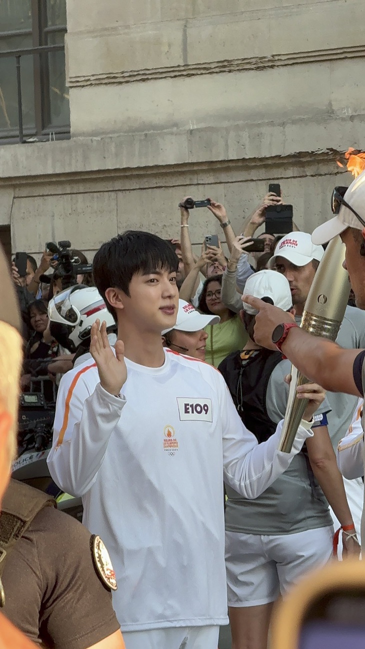 Jin được người hâm mộ chào đón nồng nhiệt