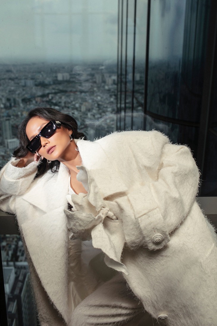 Và như thường lệ, mỗi BST theo mùa đều được ekip CONG TRI “chọn mặt gửi vàng” cho những cái tên sáng giá nhất. Nếu các mùa trước giới mộ điệu đã dõi theo từng hình bóng của Hoa hậu Lương Thùy Linh hay Trần Tiểu Vy thì đến Thu/Đông 2024 này, mỹ nhân nên duyên cùng CONG TRI chính là H’Hen Niê - Top 5 Miss Universe 2018.