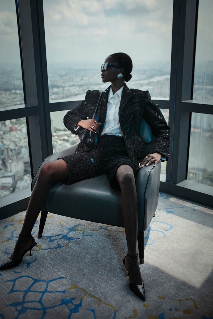 Đây cũng là BST mà số lượng áo khoác nhiều áp đảo so với các BST trước đó cùng thương hiệu CONG TRI, đồng thời được ứng biến trên nhiều chất liệu như chiffon, ren, jersey, crepe… Điều này cho thấy tinh thần menswear đang dâng cao hơn bao giờ hết, dễ dàng thích nghi với mọi hoàn cảnh.