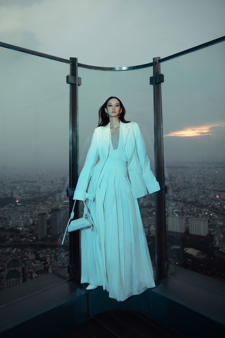 Nhà mốt Công Trí đặc biệt chiều chuộng phái nữ, hiểu rằng trong họ luôn có nhu cầu được giải phóng cơ thể khỏi từng lớp vải vóc ghì chặt da thịt. Bởi thế nên xuyên suốt bộ sưu tập Thu/Đông 2024 chẳng thiếu những thiết kế quá khổ với các chất liệu vô cùng êm ái như silk twill, cotton poplin hay cashmere.