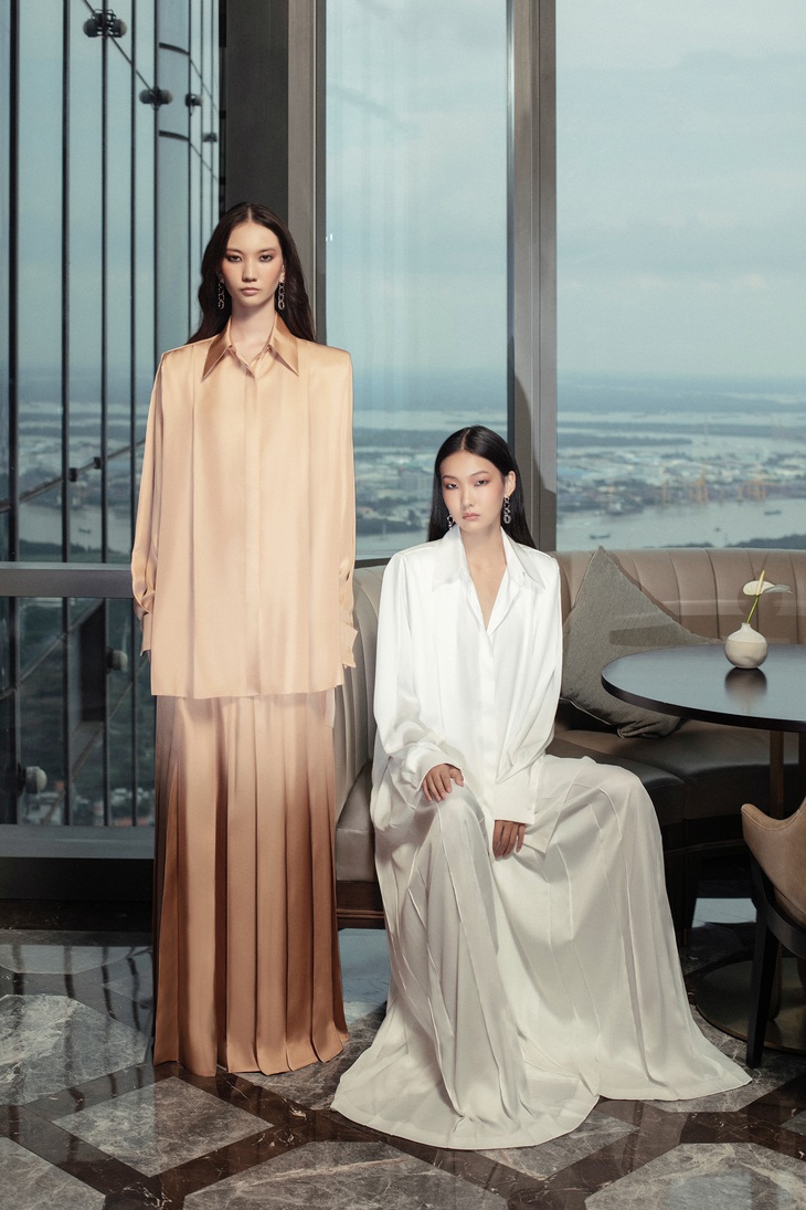 Đó có thể là những chiếc sơ mi quá khổ như mượn tạm từ tủ đồ bạn trai, với chất liệu silk twill (hay còn gọi là lụa lóng chéo) được kết hợp cùng quần váy xếp ly để cân bằng tính nữ cho tổng thể.