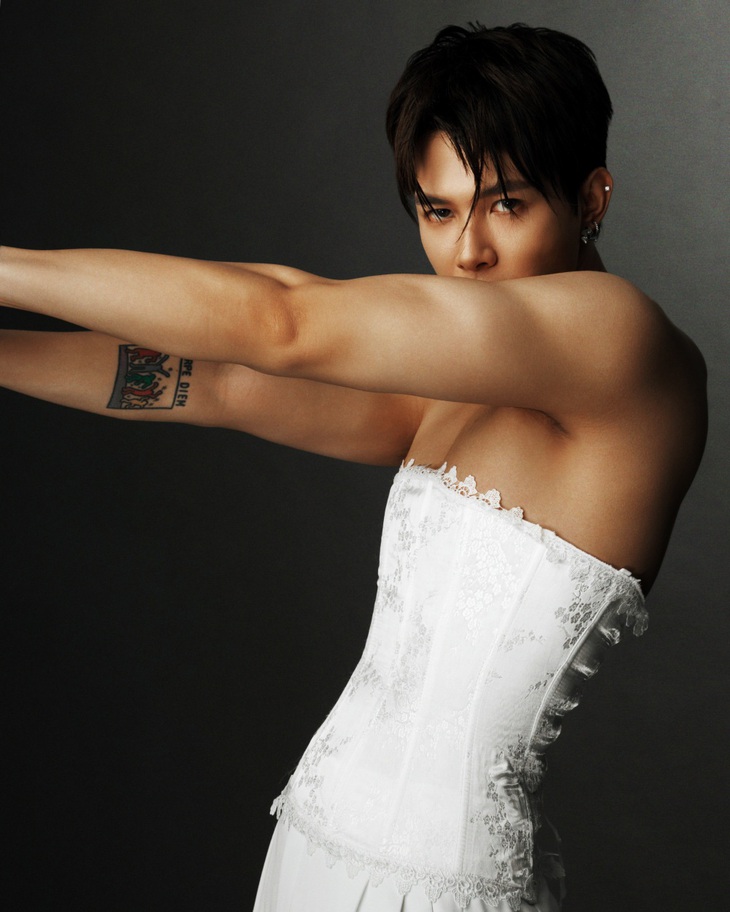 Anh Tú Atus khoe cơ bắp cuồn cuộn, hình thể săn chắc trong chiếc corset trắng đính ren