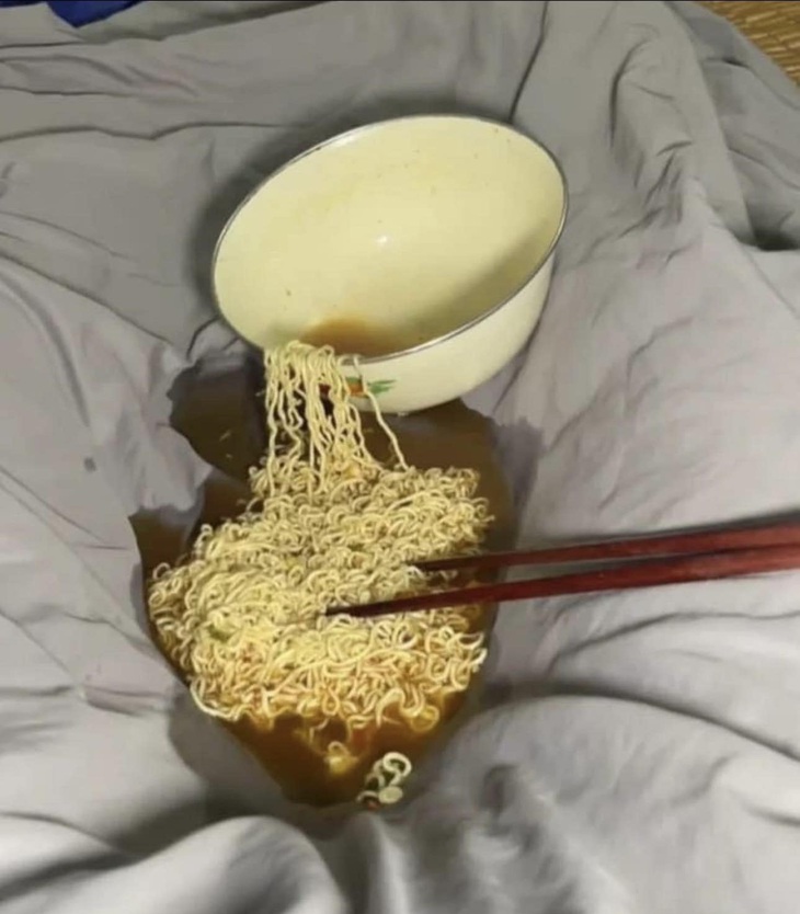 Hậu quả dành cho mấy ní thích lấy giường làm bàn ăn. 