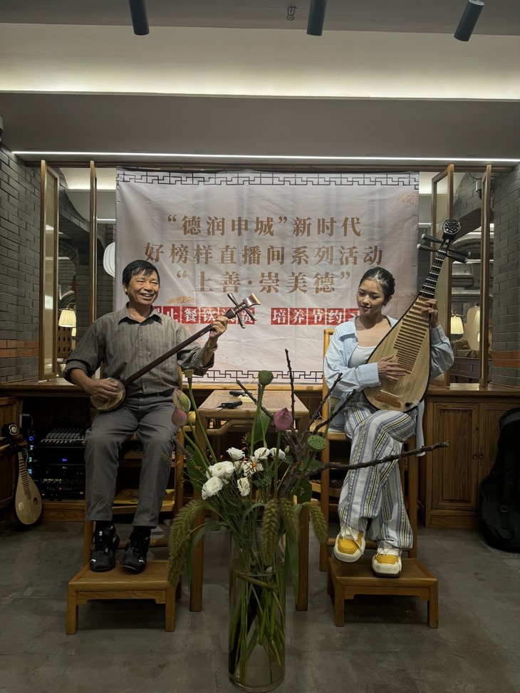 Suni Hạ Linh và bố - NSND Ngô Đặng Cường - Nguyên Hiệu trưởng Trường Múa TP.HCM.