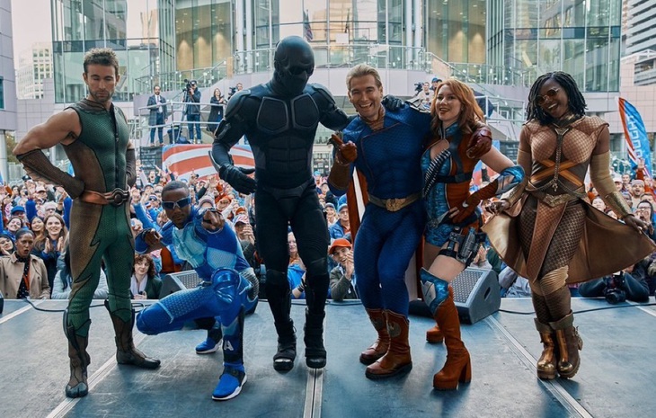 Dàn diễn viên đảm nhận bộ 7 phản anh hùng đại náo thế giới, trong đó Black Noir (Nathan Mitchell) đứng thứ 3 bên trái được xem là nhân vật mạnh mẽ nhất