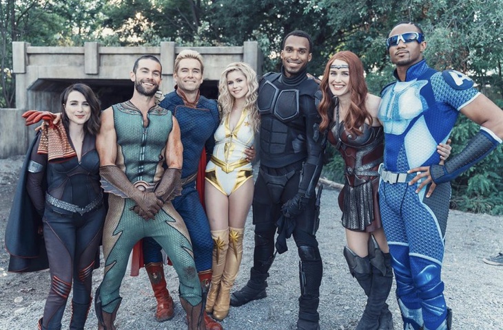 Black Noir (thứ 5 từ trái qua) do Nathan Mitchell đảm nhận suốt 4 mùa phim liên tiếp