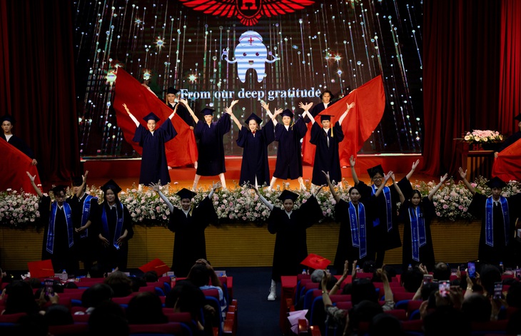 Sunny Đan Ngọc cùng các đồng môn thể hiện tiết mục Ước mơ tôi