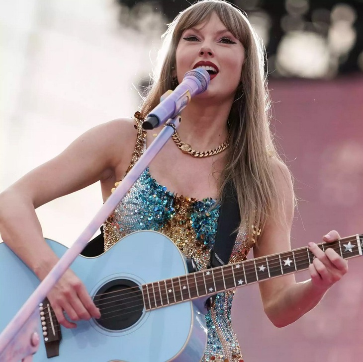 Tại buổi hòa nhạc, Taylor Swift khiến người hâm mộ phấn khích với màn biểu diễn guitar Fresh out the slammer - một trong những bất ngờ tại Eras Tour - kết hợp với bản hit You are in love&nbsp;