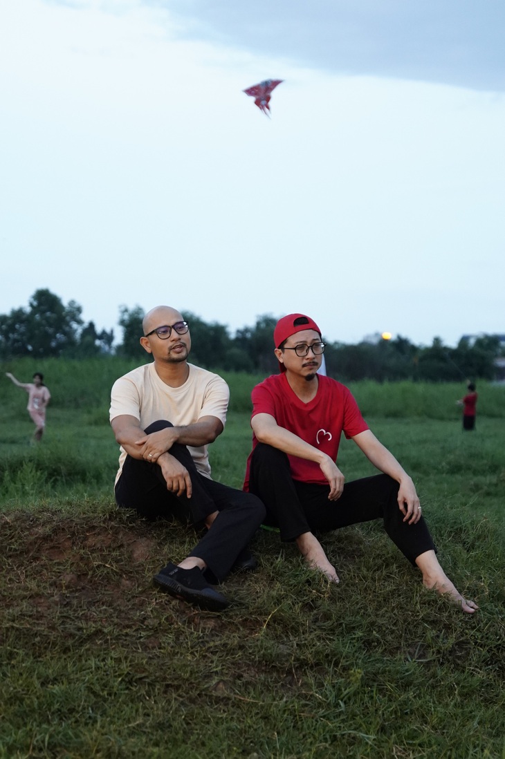 Đôi "bạn già" Huỳnh Đông - Hứa Minh Đạt ngồi "tâm sự loài chim biển"&nbsp;