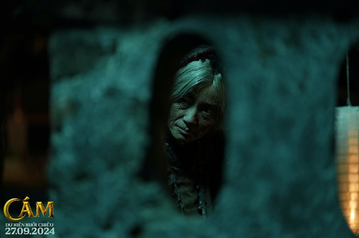 Ngoài ra, NSƯT Hạnh Thúy - người từng được fan Tết ở làng Địa Ngục yêu thích với vai Thị Lam - cũng góp mặt trong dự án với một nhân vật đột phá có tên là Bạch Lão với tạo hình, giới tính và xuất thân kỳ lạ trong dị bản kinh dị này.