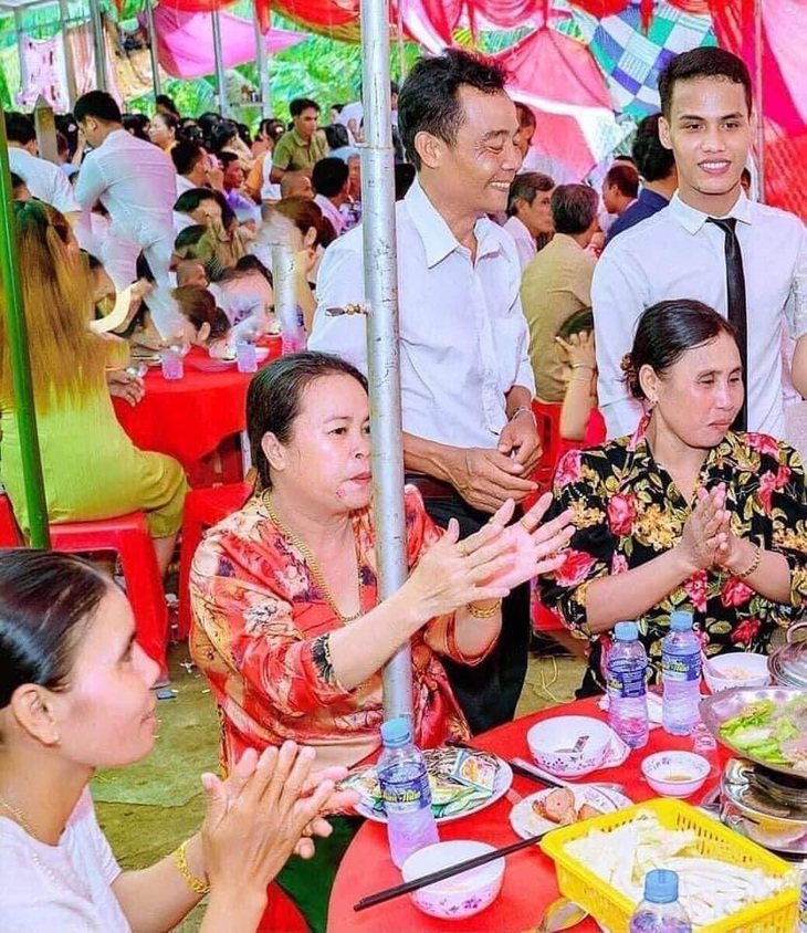 Đi ăn cưới không thấy thiếu thứ gì, thậm chí có dư, dư cây cột. 