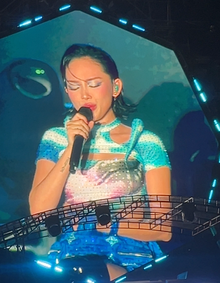 Tóc Tiên ngồi xuống sàn sân khấu hát Em không là duy nhất sau màn dẫn dắt đầu tư của mình