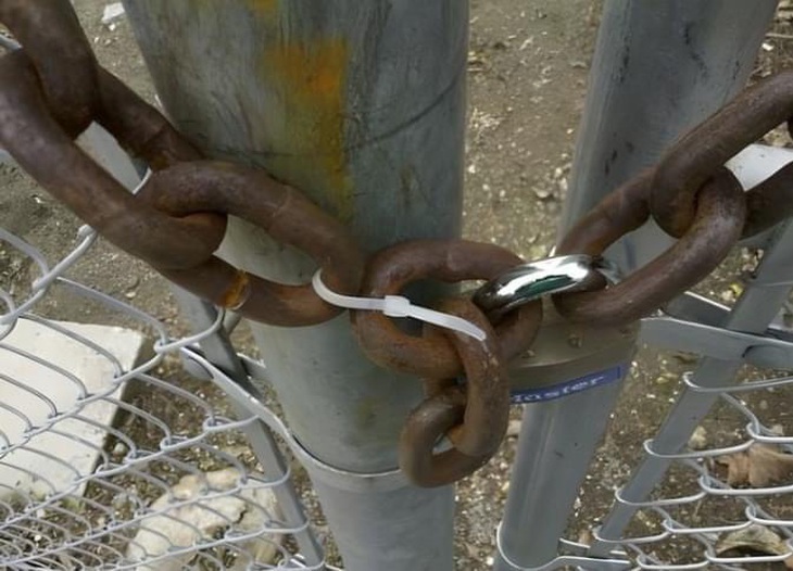 Sau những lần thất tình, em phải đóng cửa trái tim lại thôi. 