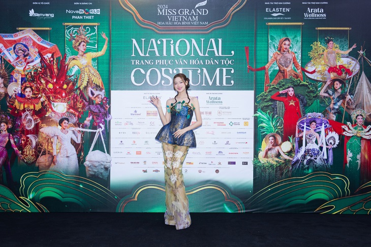 Một thiết kế của NTK Châu Văn Phúc được hoa hậu Bảo Ngọc mang đến thảm đỏ hôm nay. Với thế mạnh chiều cao, hoa hậu Bảo Ngọc lựa chọn bộ suit tôn dáng. Trang phục có nhiều họa tiết đậm chất Việt Nam.