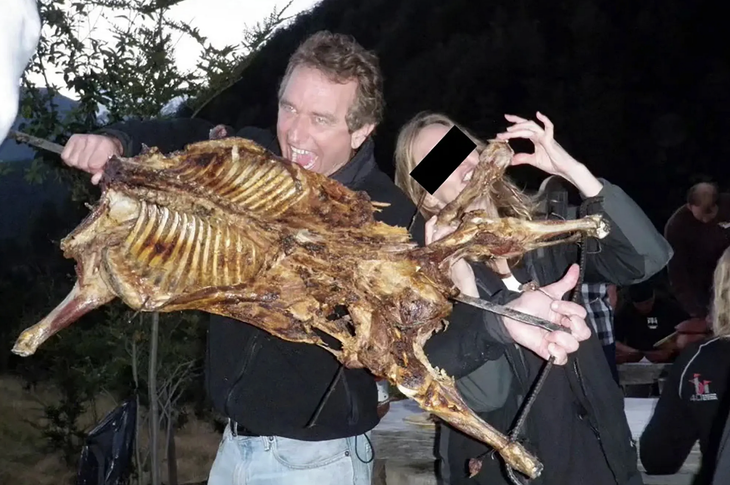 Bức ảnh khiến ứng viên tổng thống vướng cáo buộc ăn thịt chó. 