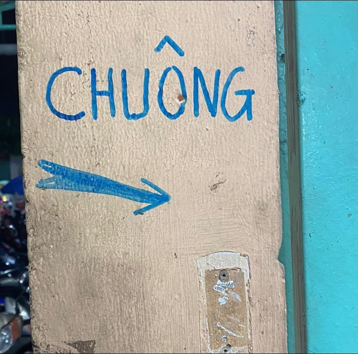 Thấy cái chuông không?! Đó, chỗ đó!!! 
