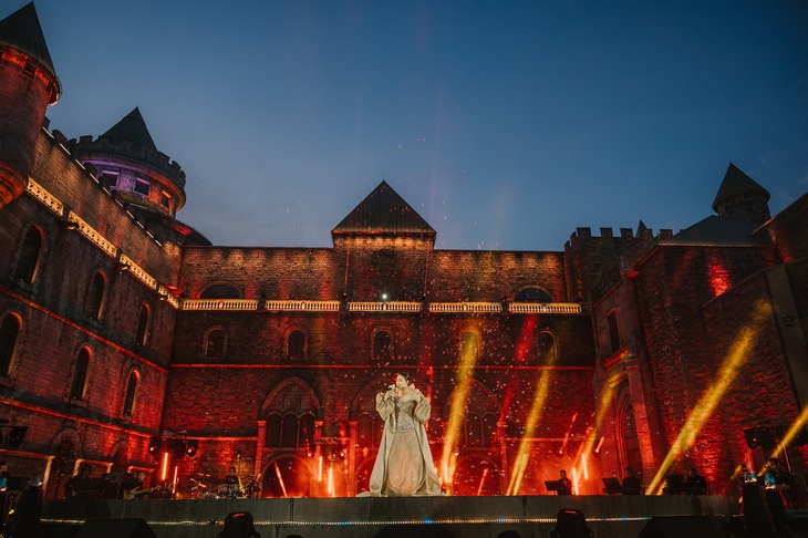 Cô chọn nhiều ca khúc trải dài 20 năm sự nghiệp, từ Tìm lại giấc mơ, Một lần cuối thôi (Nguyễn Hồng Thuận) đến Cô đơn trên sofa (Tăng Duy Tân).