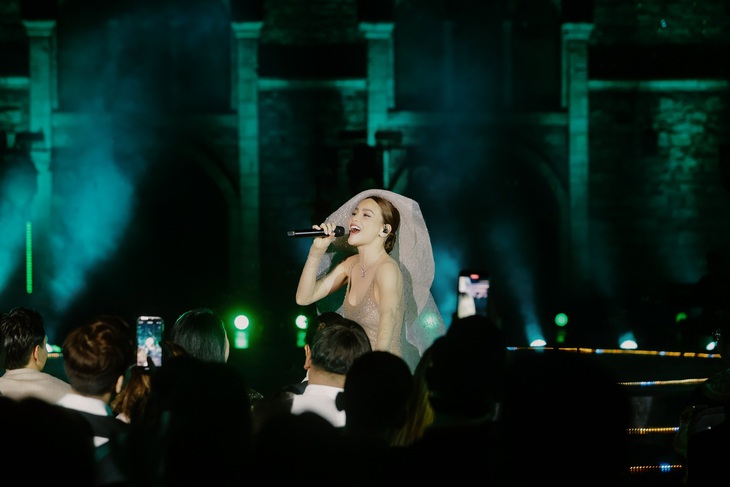 Live show do đạo diễn Trần Thành Trung dàn dựng, thu hút gần 2.000 khán giả.