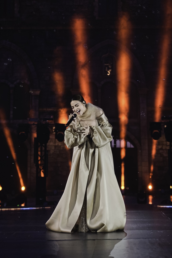 Chương trình được chia làm hai phần: Các bài hit của Hà Hồ và loạt tiết mục cover ca khúc nổi tiếng thập niên 1990-2000.