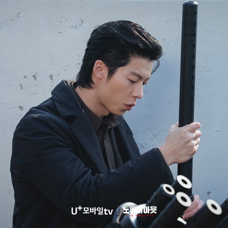 Ngay từ khi công bố dàn diễn viên, No way out: The roulette đã thu hút sự quan tâm của khán giả châu Á khi có sự tham gia của nam diễn viên Đài Loan (Trung Quốc) Hứa Quang Hán. 