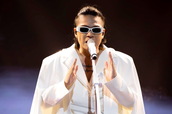 Mái tóc Wowy khác lạ khi nam rapper xuất hiện trong đêm nhạc cuối năm 2023