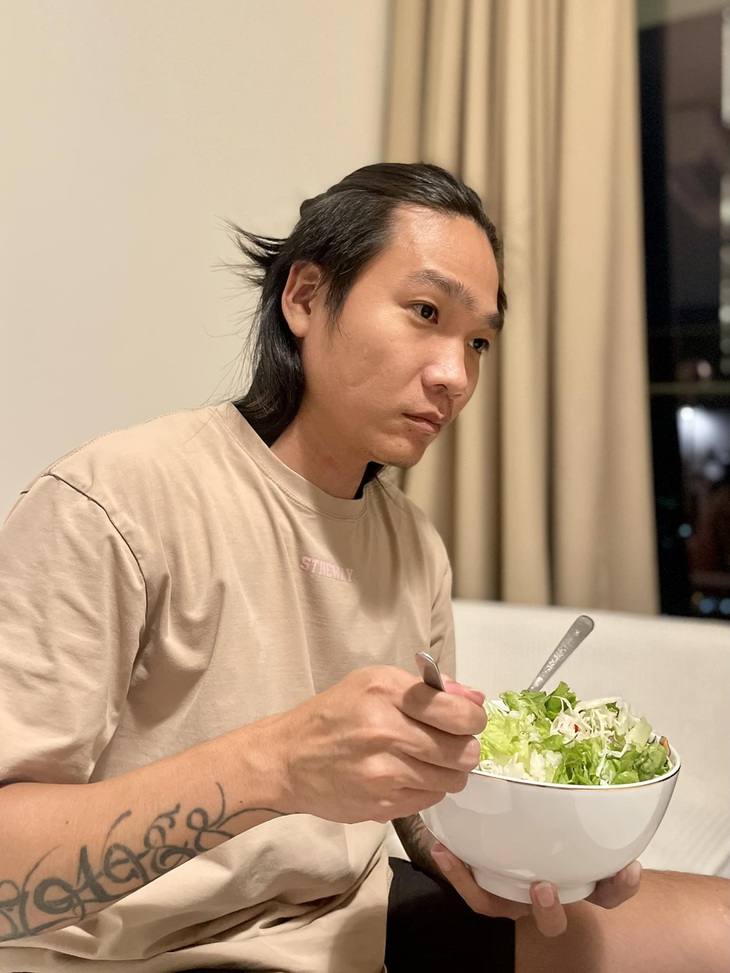 Hình ảnh đời thường của Wowy với tóc dài.