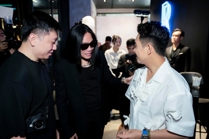 Rapper Wowy xuất hiện với 'giao diện' hiền queo, tóc dài khác lạ- Ảnh 2.