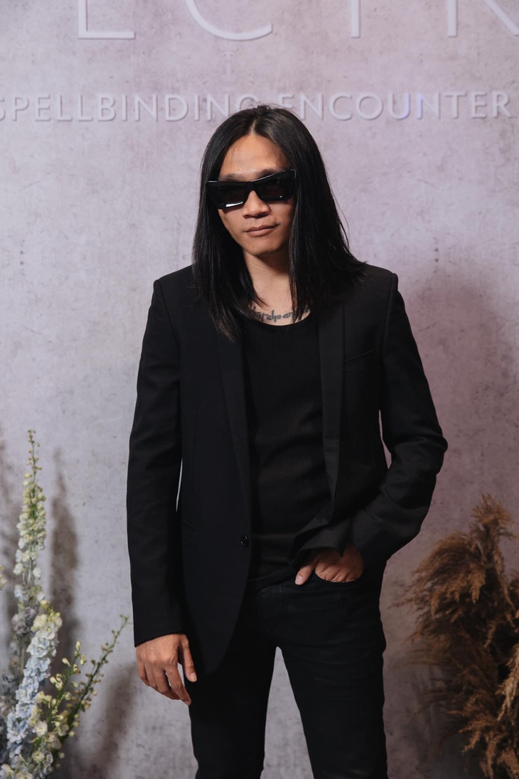 Wowy lộ diện với mái tóc dài ngang vai, thẳng mượt và thần thái tươi tắn