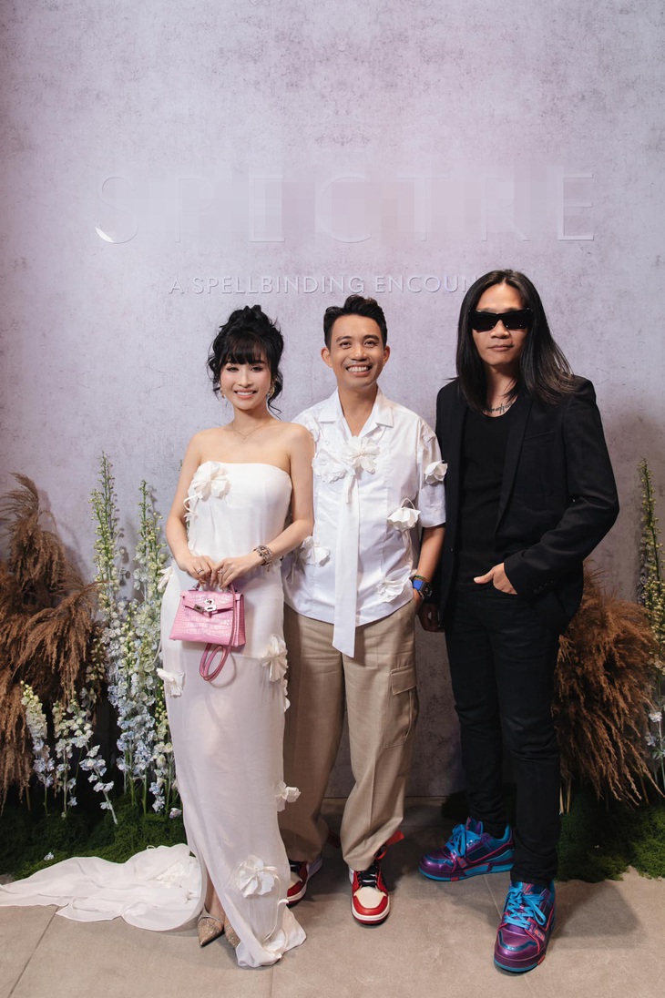 Hình ảnh mới nhất với 'giao diện' khác lạ được rapper Wowy đăng tải. Anh còn dí dỏm hỏi ý kiến cư dân mạng về mái tóc