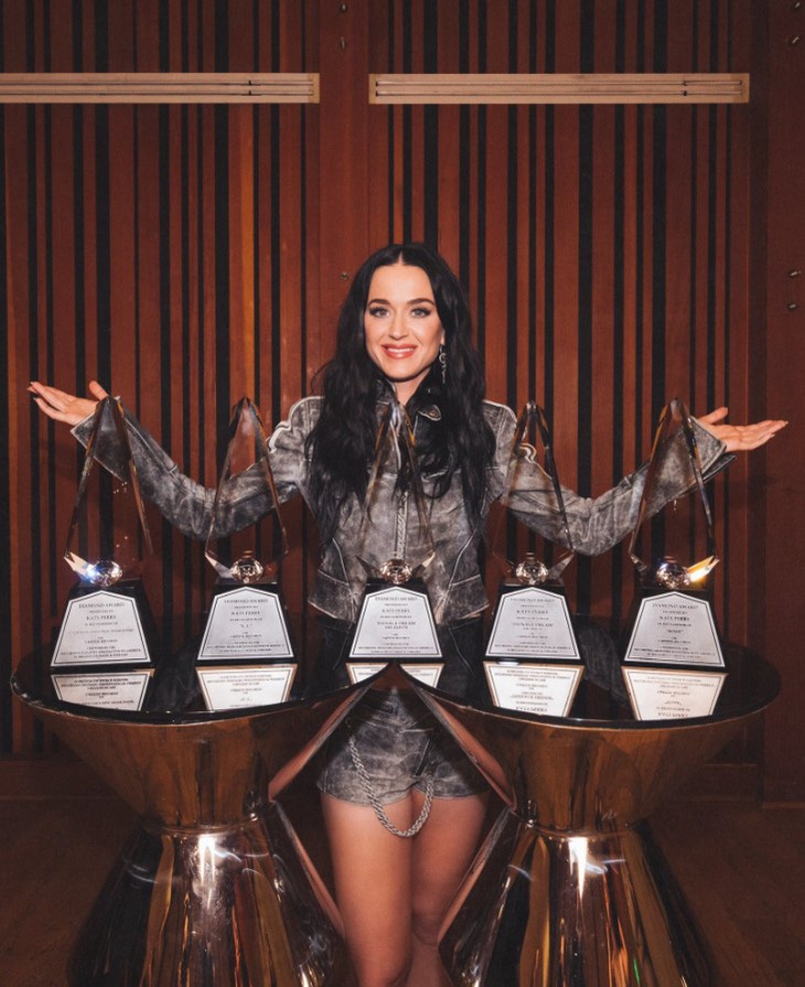 Katy Perry bên cạnh 5 chứng nhận Kim Cương từ RIAA.