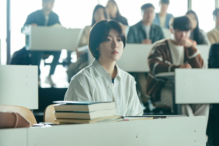 Tân binh luật sư do Nam Ji Hyun thủ vai nhiệt huyết, tốt bụng và thiếu trải nghiệm.