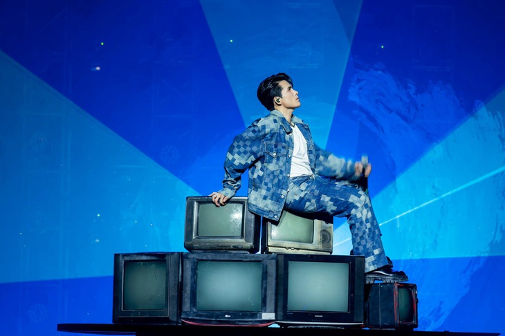 Quốc Thiên mở màn bằng một liên khúc ngọt ngào. 