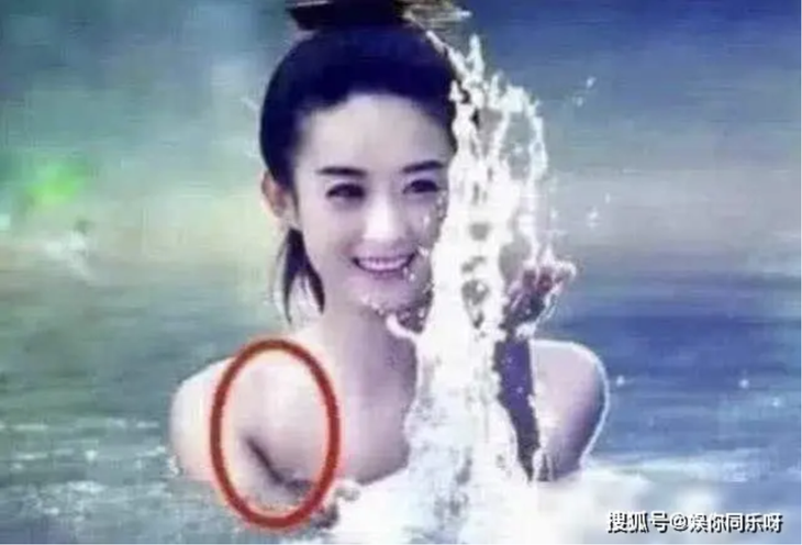 Trong một cảnh quay của Hoa thiên cốt, cảnh tắm của Triệu Lệ Dĩnh đã khiến bao trái tim người xem rung động. Tuy nhiên, trong bức hình xinh đẹp này lại có một khuyết điểm nhỏ vô tình bị các “thánh soi" phát hiện ra chính là dây áo ngực trong. Việc "hạt sạn" nhỏ lọt vào phim cổ trang khiến nhiều người “dở khóc dở cười".