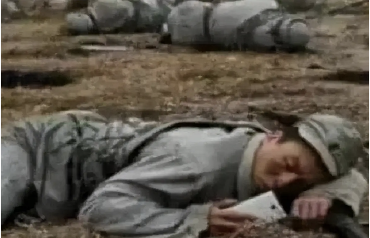 Trong một bộ phim về chiến tranh nổi tiếng, một cảnh quân lính ngã xuống đã thu hút sự chú ý khi phải hy sinh anh dũng trên chiến trường. Nhưng có lẽ vì nằm không chán quá, anh chàng này đã lén lấy điện thoại di động ra chơi game. Điều này không chỉ phá vỡ bầu không khí nghiêm túc của cốt truyện mà còn khiến khán giả bật cười. Một cảnh như vậy chắc chắn là sự buông lỏng trong việc kiểm soát các chi tiết từ đạo diễn cho đến khâu hậu kỳ.