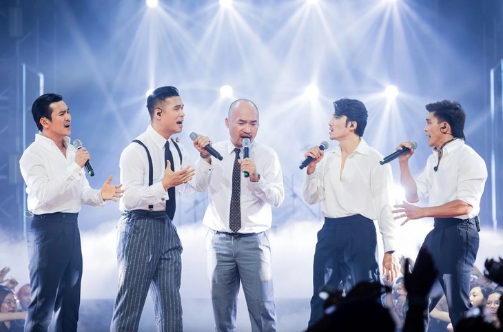 Tiến Luật kết hợp cùng dàn 