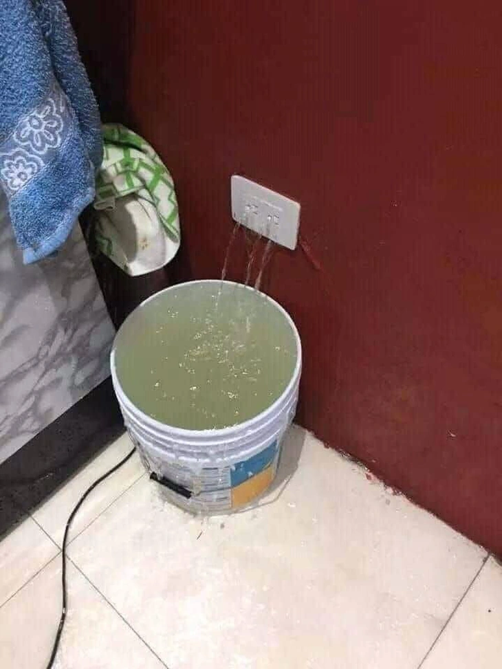 Ông thợ điện và ông thợ nước đang đổ tội cho nhau.